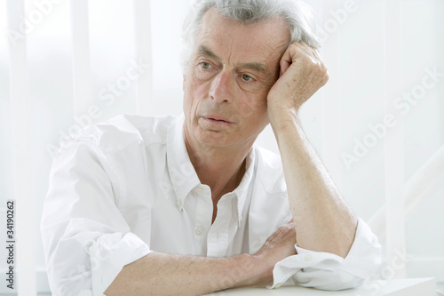 Tableau sur toile Retraité songeur et absent