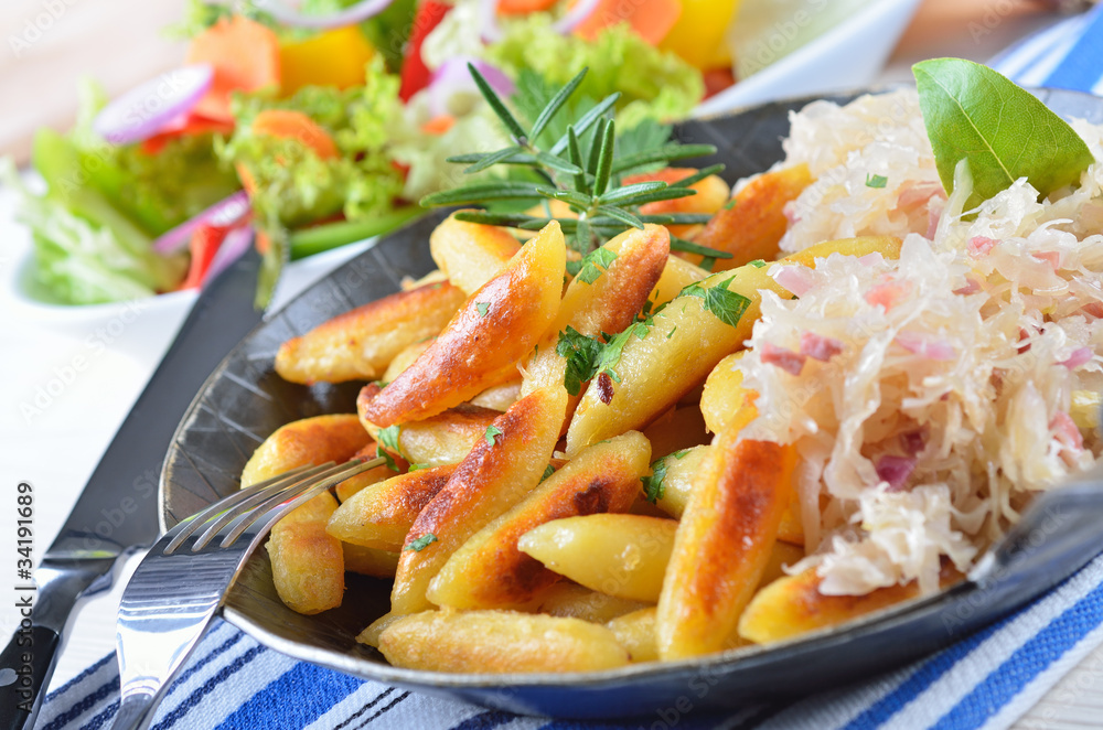 Fingernudeln mit Kraut und Salat Fingernudeln mit Kraut und Salat