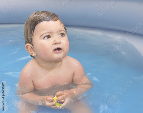 Sentada en el agua.