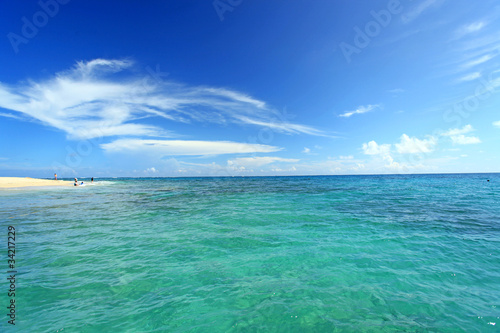 エメラルドグリーンの海と青い空