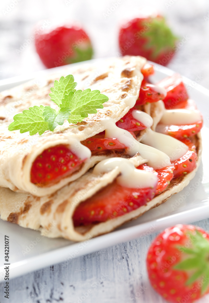 frischer Crepe mit Erdbeeren frischer Crepe mit Erdbeeren