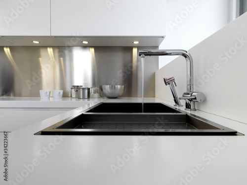 dettaglio di rubinetto di acciaio in cucina moderna photo