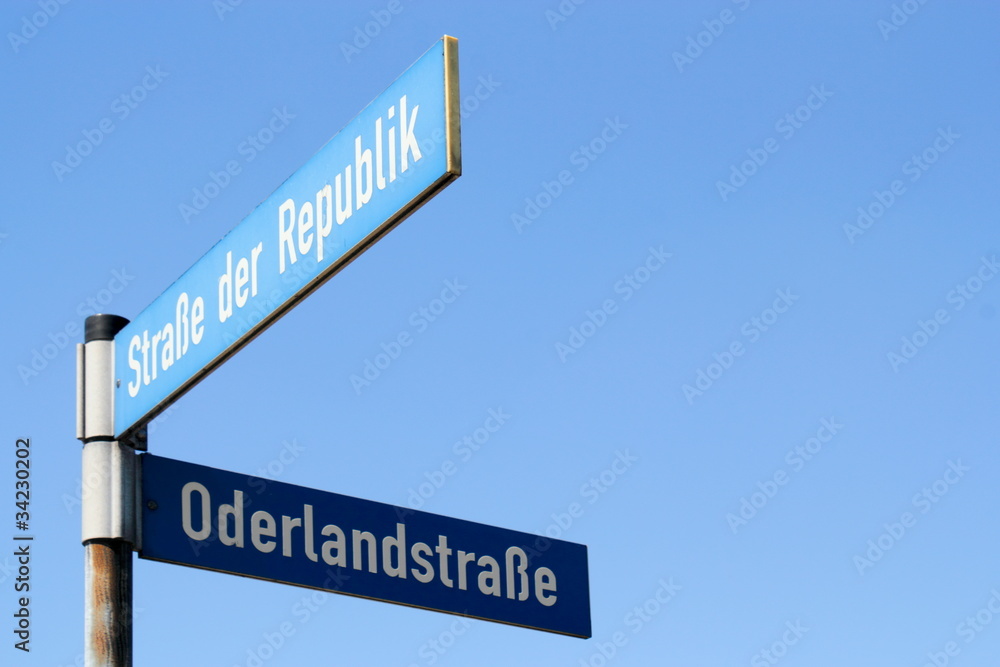Fototapeta premium Straßenschilder in Eisenhüttenstadt