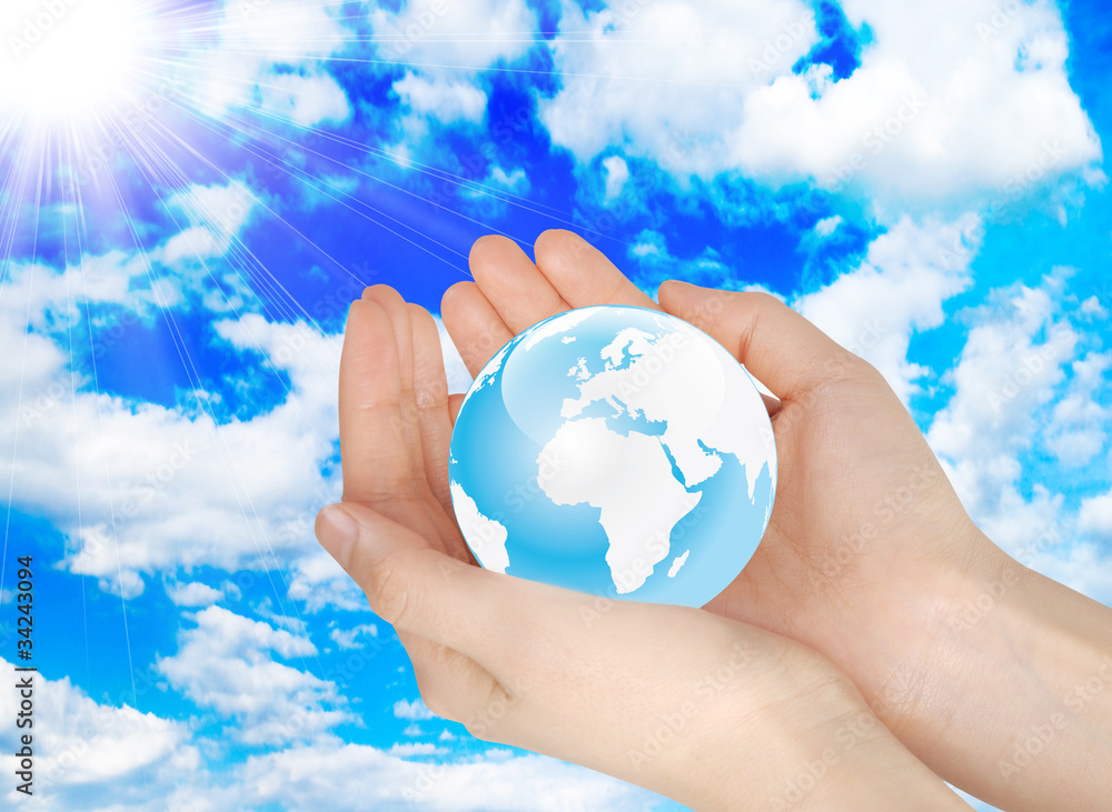 手で地球を空にかざす 手で地球を空にかざす