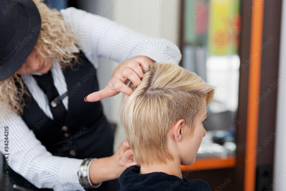 friseurin stylt eine junge kundin friseurin stylt eine junge kundin