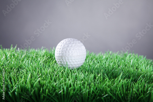 Golfball auf Wiese miniatur Nahaufnahme
