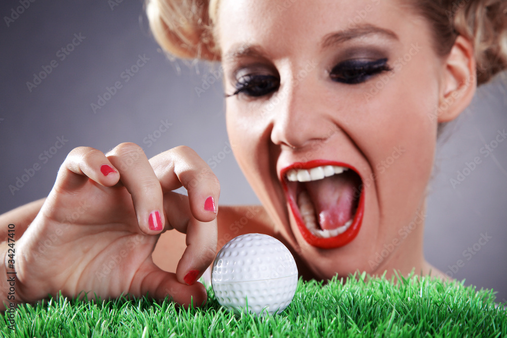 Frau Gesicht und Golfball beim einlochen Porträt Nahaufnahme StockFoto
