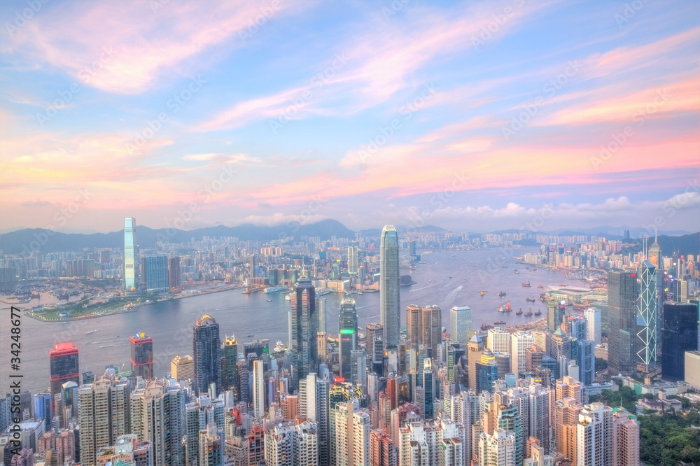 Fototapeta premium Hong Kong o zachodzie słońca z wieloma budynkami biurowymi