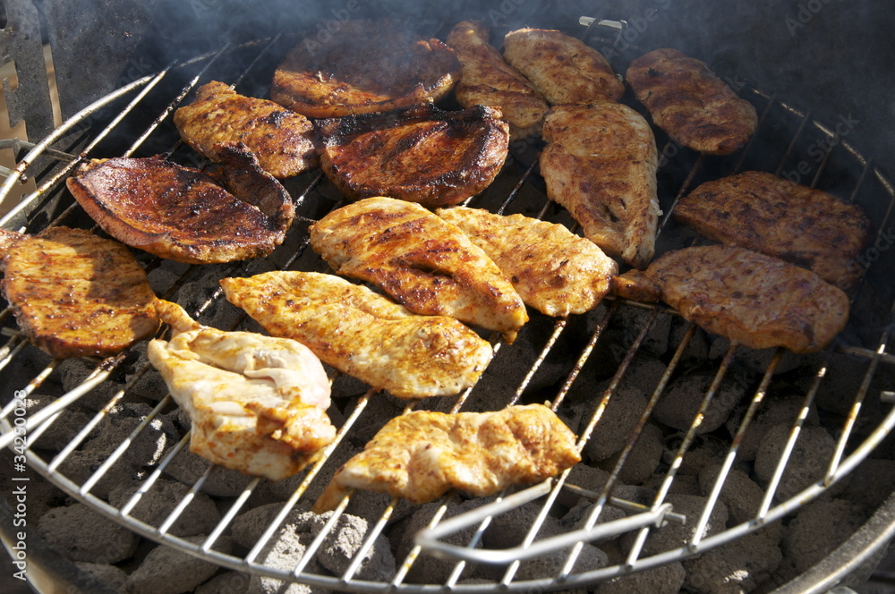 Holzkohlegrill mit Grillfleisch Holzkohlegrill mit Grillfleisch
