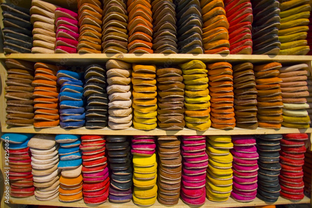 Foto Stock Ciabatte tipiche marocchine nella medina | Adobe Stock