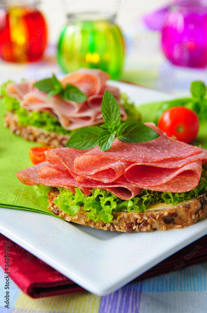 Hauchdünne Salami auf Körnerbrot Hauchdünne Salami auf Körnerbrot