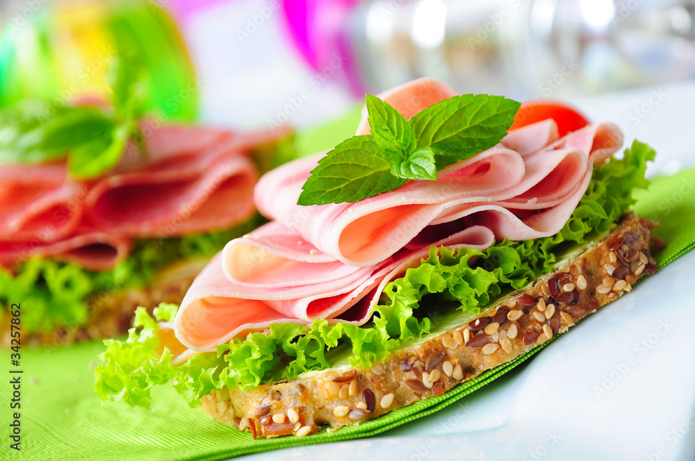 Hauchdünner Schinken auf Körnerbrot Hauchdünner Schinken auf Körnerbrot