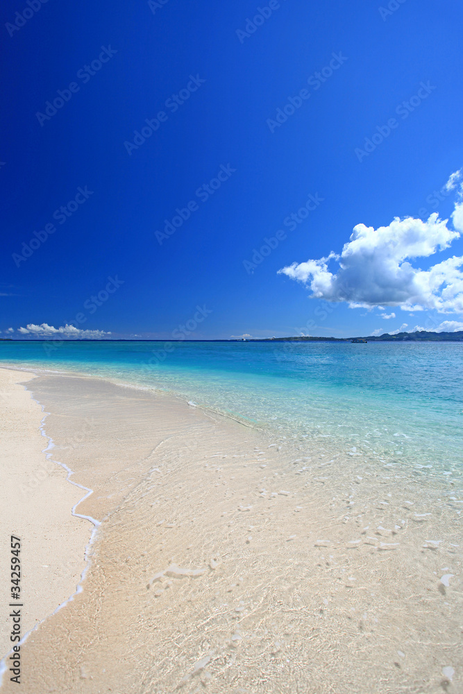 Fototapeta premium 水納島のコバルトブルーの海と夏の空