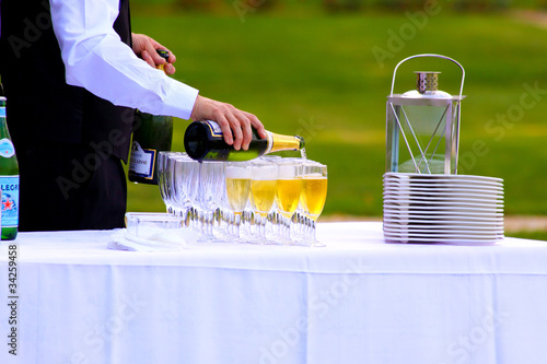 Serveur de champagne en réception © brunoJ