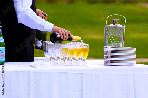 Serveur de champagne en réception