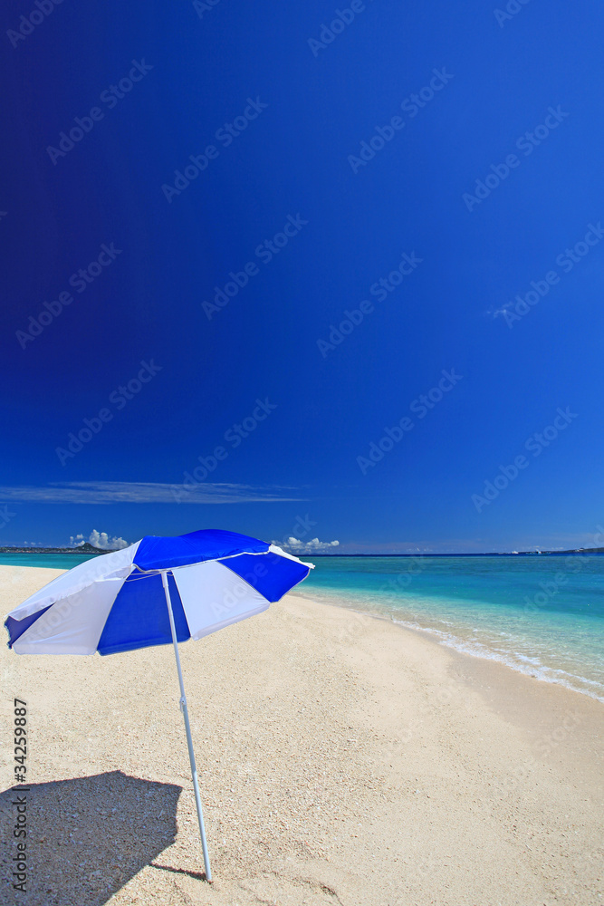 水納島の美しい海と紺碧の空