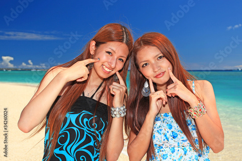水納島のビーチで休日を過ごす二人の女性