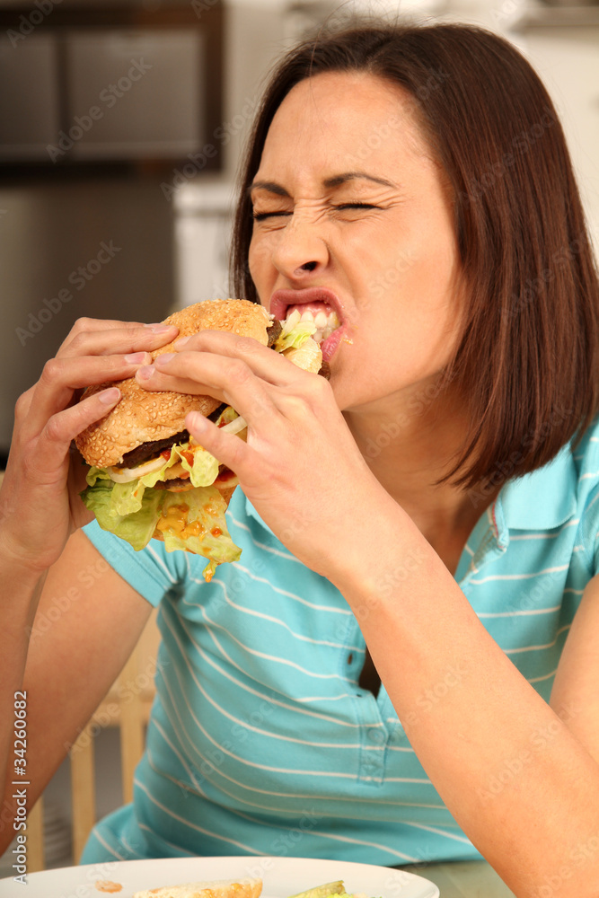 Frau mit Hamburger