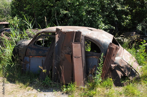 carcasse de veilles voiture dans une décharge photo