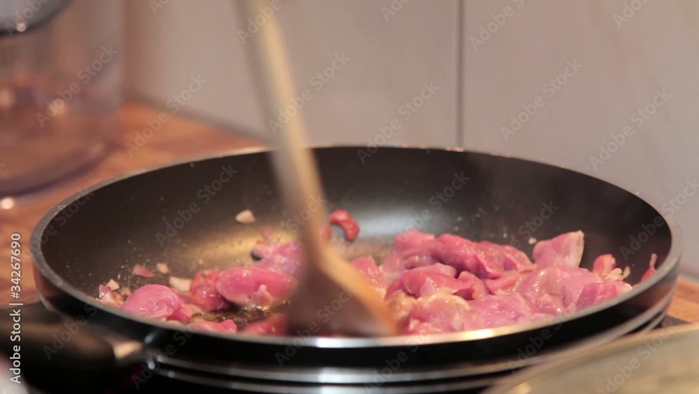 Fleisch anbraten (zoom in ) Fleisch anbraten (zoom in )