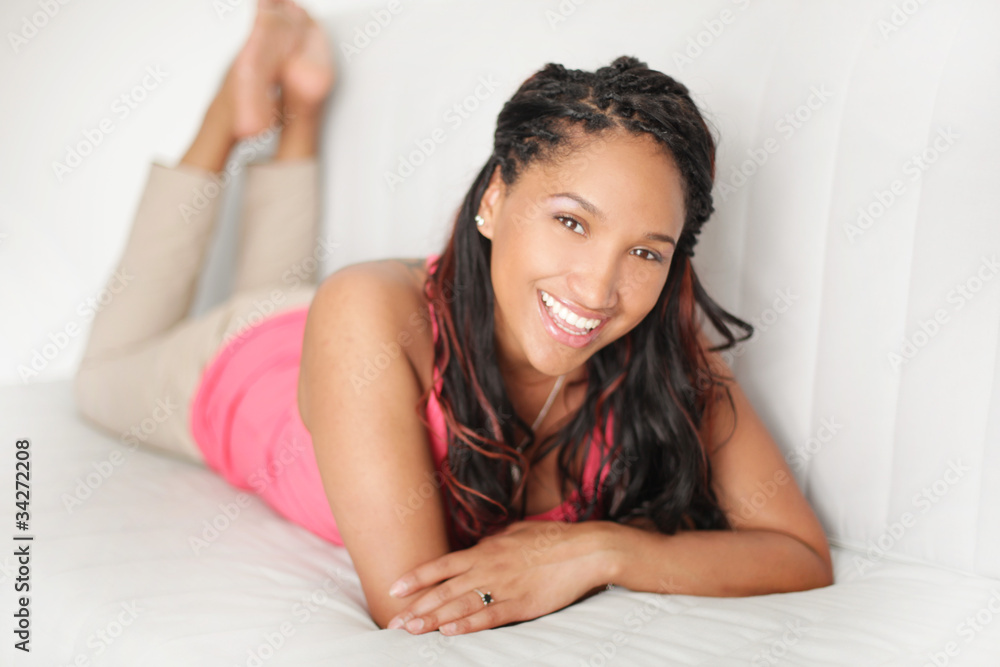 junge Frau auf der Couch