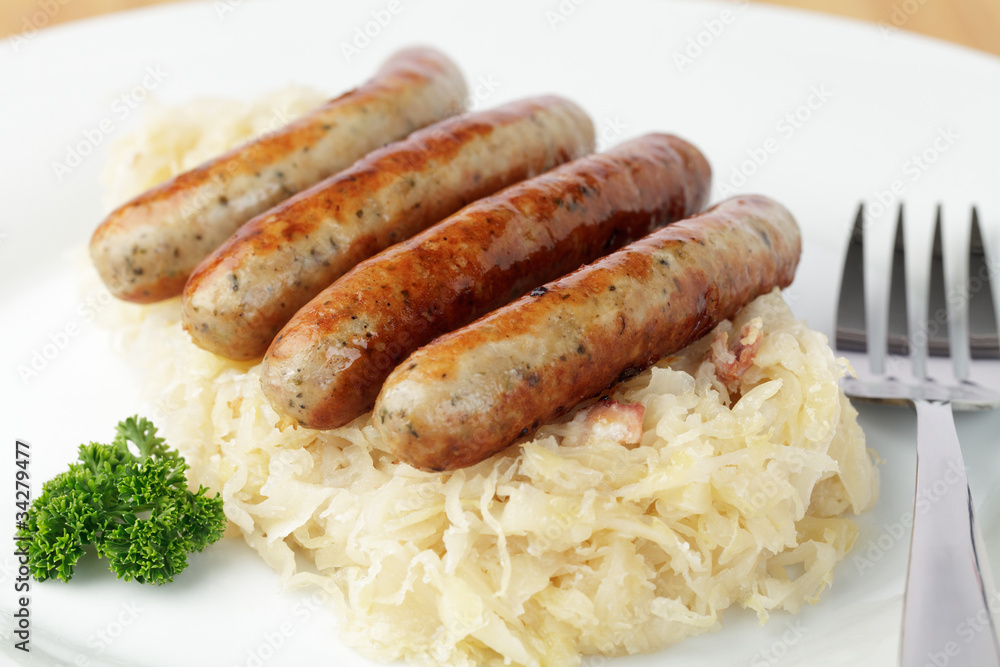 Nürnberger Rostbratwürstchen mit Sauerkraut Nürnberger Rostbratwürstchen mit Sauerkraut
