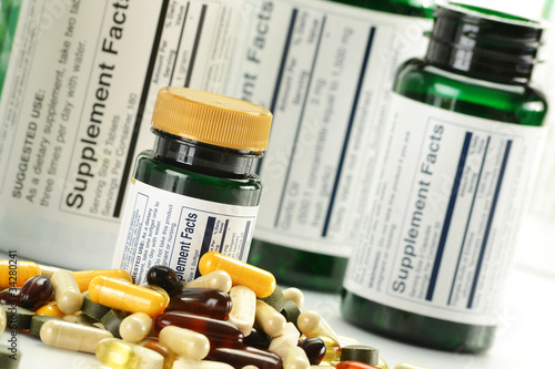 Tableau sur toile Composition with dietary supplement capsules and containers