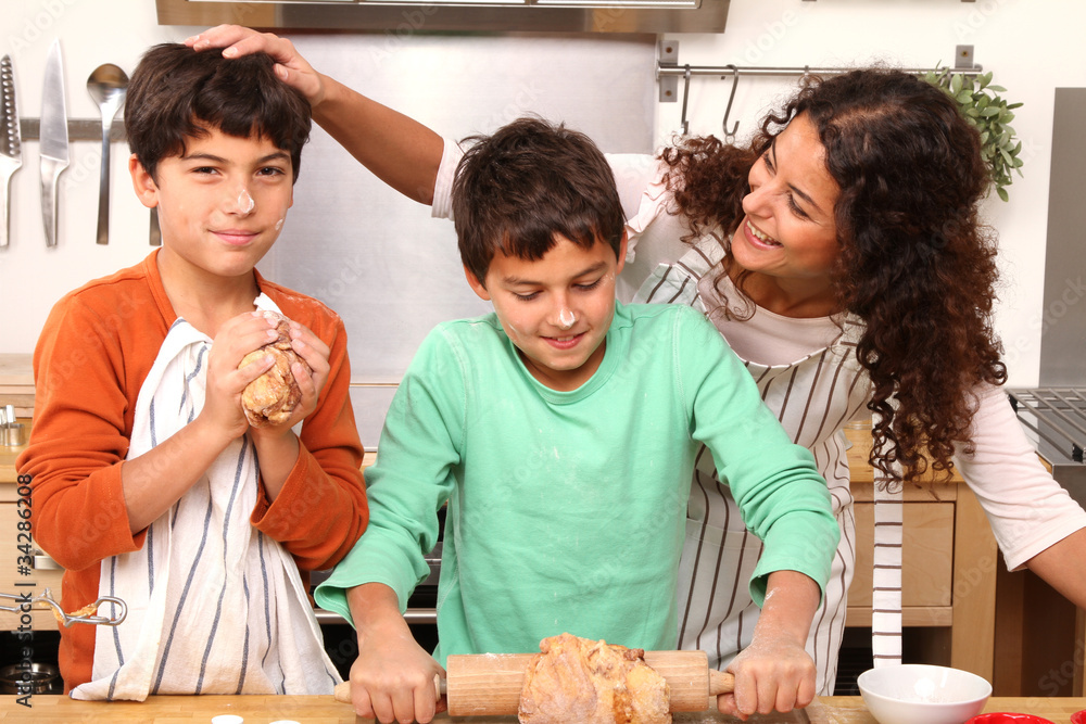 Junge Familie beim Backen Junge Familie beim Backen
