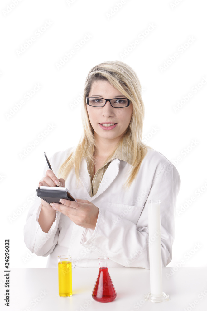 Laborantin mach Notizen, Blick in die Kamera