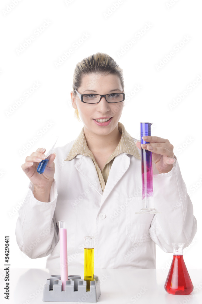 Junge Chemielaborantin lächelt in die Kamera Junge Chemielaborantin lächelt in die Kamera