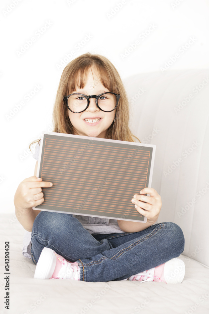 Mädchen mit Schiefertafel Mädchen mit Schiefertafel