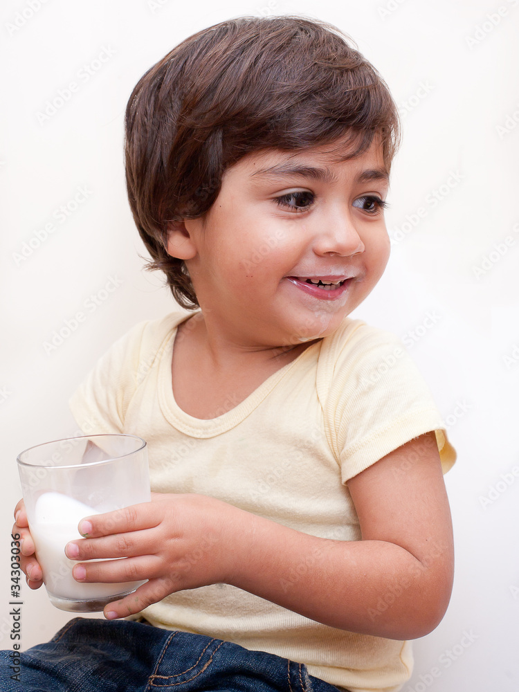 bambino che beve latte dal bicchiere bambino che beve latte dal bicchiere