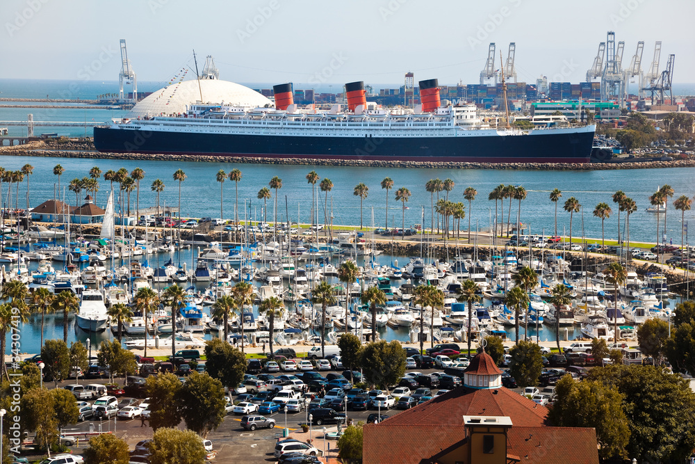 Naklejka premium Panorama portu Long Beach w Kalifornii