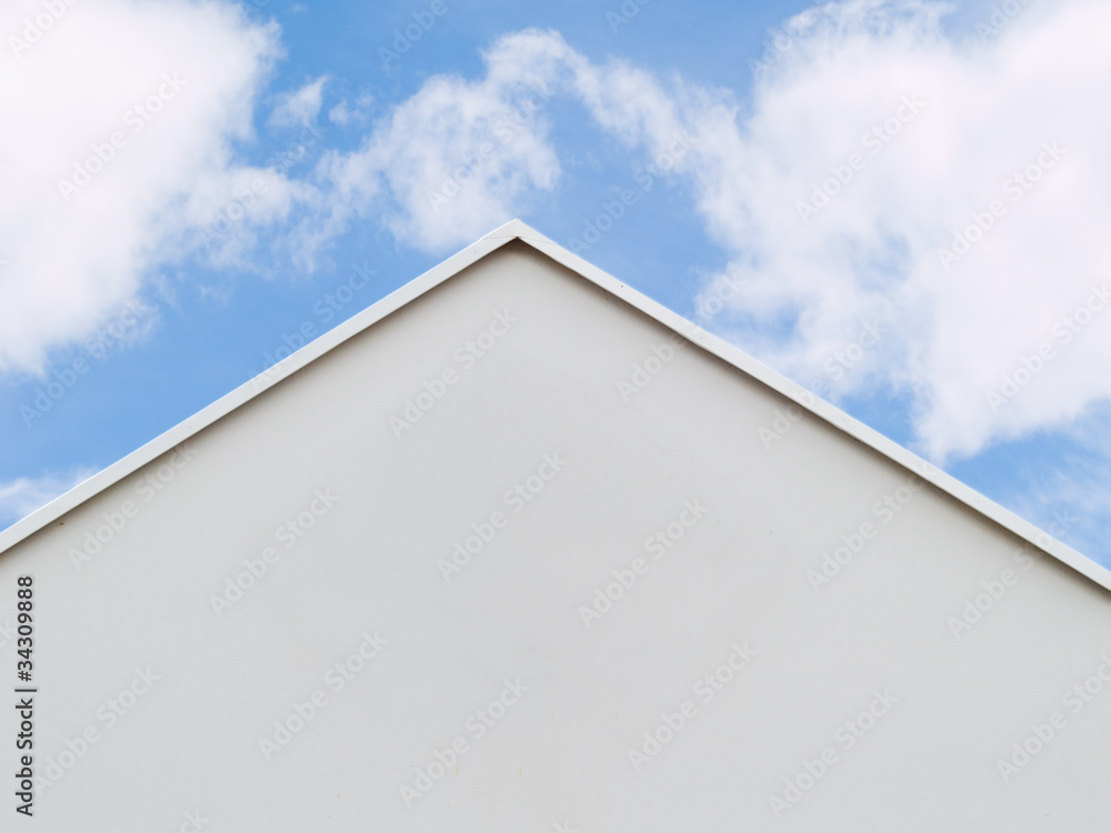 Hausdach, Dachfirst mit blauem Himmel und Wolken Hausdach, Dachfirst mit blauem Himmel und Wolken