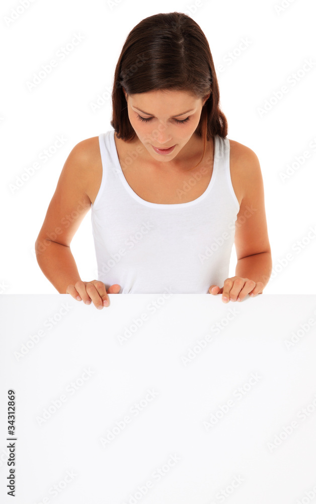 Attraktives Mädchen schaut weißes Schild hinab Attraktives Mädchen schaut weißes Schild hinab