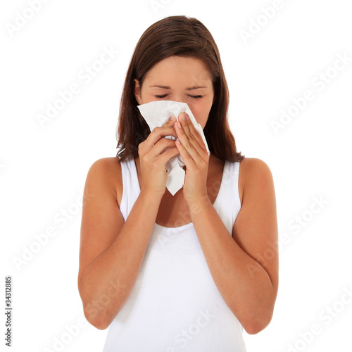 Attraktives Mädchen putzt sich die Nase
