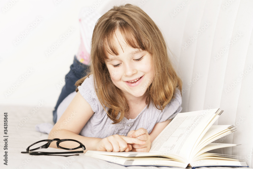 Mädchen beim lesen Mädchen beim lesen