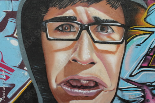 chico indignado con gafas de pasta graffiti