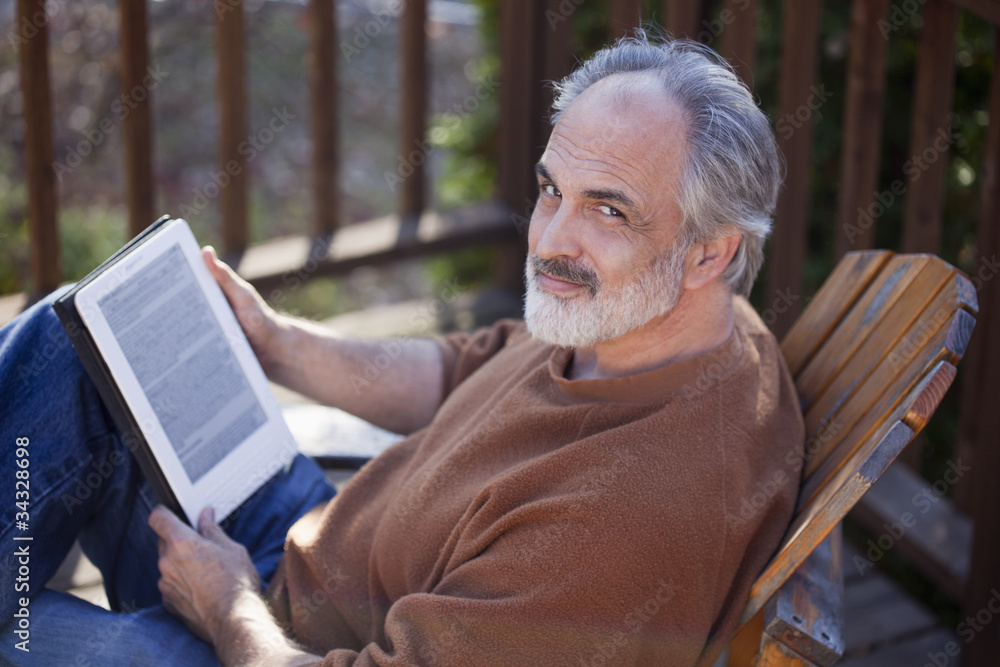 Obraz premium Senior man reading a net book