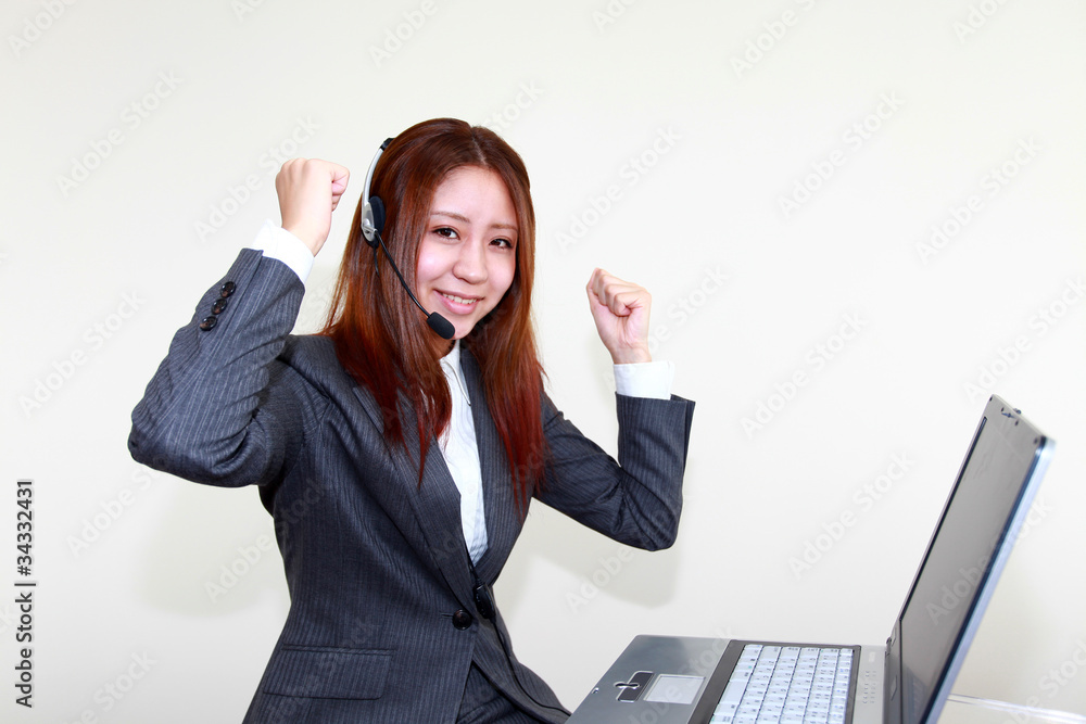 ガッツポーズをしている笑顔のオペレーター ガッツポーズをしている笑顔のオペレーター