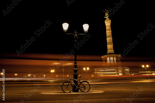 Siegessäule bei Nacht mit Fahrrad und Lichtspuren