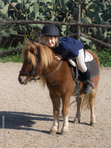 bambina sopra pony © elisabetta figus