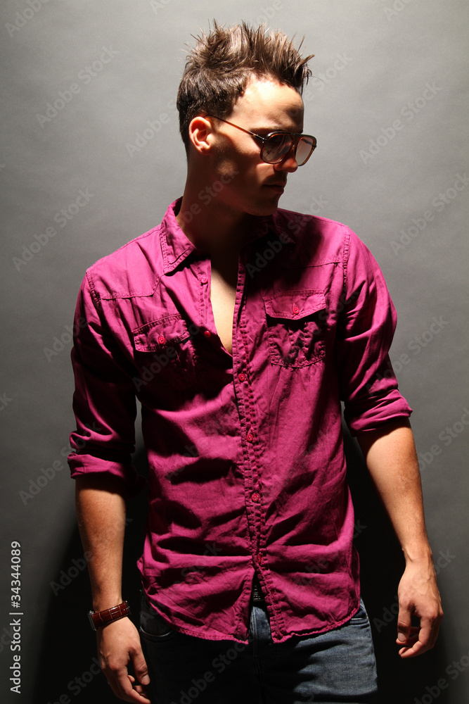 Junger Mann mit Sonnenbrille Junger Mann mit Sonnenbrille