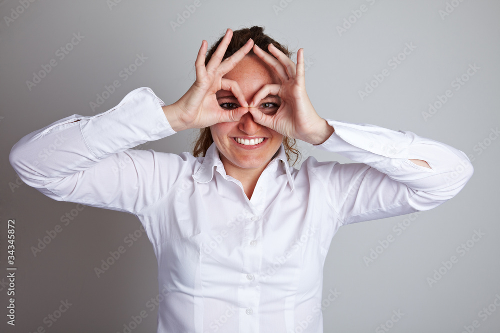 Frau hält Finger um die Augen Frau hält Finger um die Augen