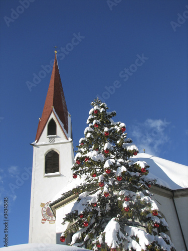 Tannenbaum mit roten Kugeln vor der Kirche - Christmas tree with photo