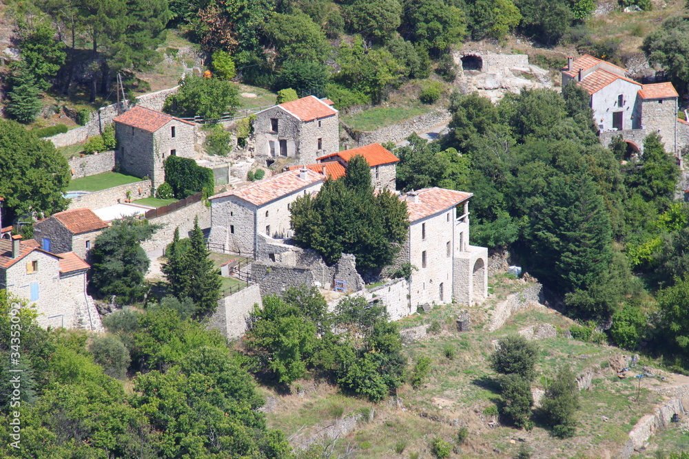 Vue aérienne d'un village de montagne dans les Cévennes