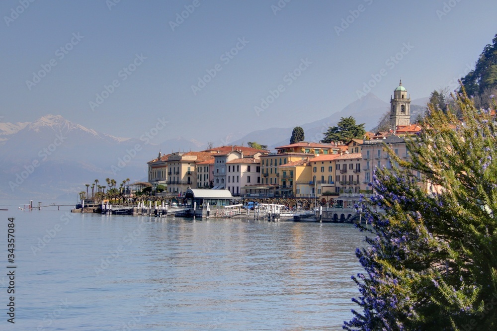 village sur le lac de come