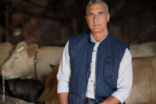 Photos farmer in his cow farm