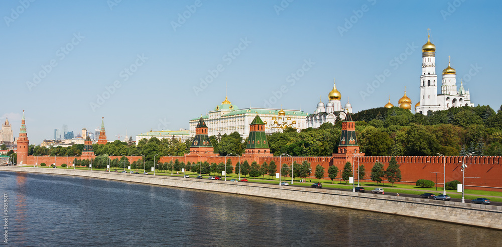 Fototapeta premium panorama of the Moscow Kremlin and the waterfront
