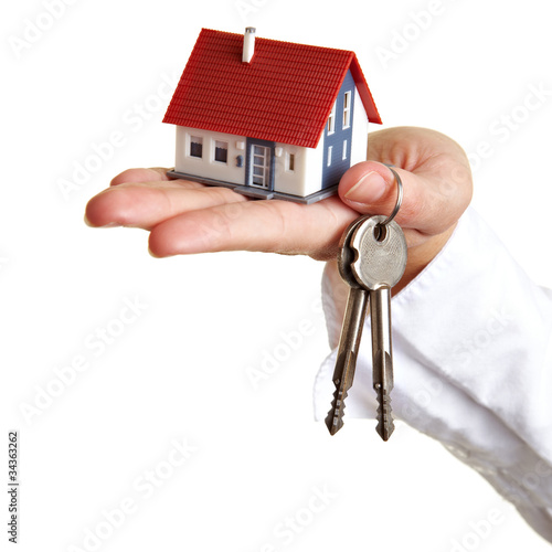 Hand mit Haus und Schlüsseln